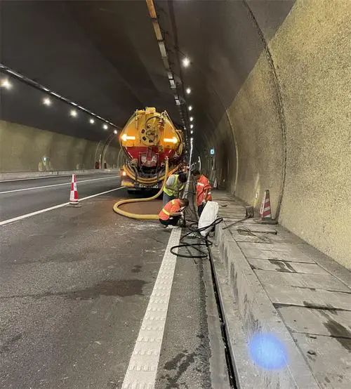 沂南隧道排水渠清淤